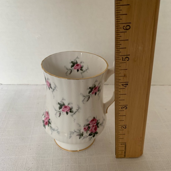 ROYAL WINDSOR | Cabbage Roses pattern. Fine Bone China Mug. - Picture 7 of 8